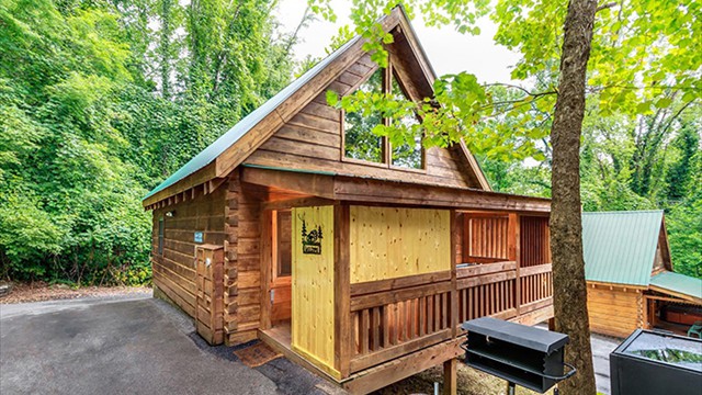 exterior view of Lovers Loft cabin in Gatlinburg